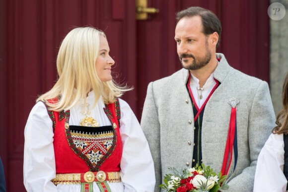 Le prince Haakon de Norvège et la princesse Mette-Marit le 17 mai 2019 devant la résidence royale de Skaugum à Asker pour les célébrations matinales de la Fête nationale norvégienne.