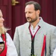 Le prince Haakon de Norvège et la princesse Mette-Marit le 17 mai 2019 devant la résidence royale de Skaugum à Asker pour les célébrations matinales de la Fête nationale norvégienne.