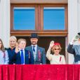 La princesse Ingrid Alexandra, le prince Sverre Magnus, la princesse Mette-Marit, le prince Haakon, la reine Sonja et le roi Harald V de Norvège au balcon du palais royal le 17 mai 2019 lors des célébrations de la Fête nationale norvégienne à Oslo.