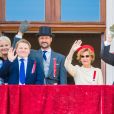 La princesse Ingrid Alexandra, le prince Sverre Magnus, la princesse Mette-Marit, le prince Haakon, la reine Sonja et le roi Harald V de Norvège au balcon du palais royal le 17 mai 2019 lors des célébrations de la Fête nationale norvégienne à Oslo.