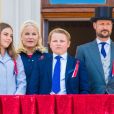 La princesse Ingrid Alexandra, le prince Sverre Magnus, la princesse Mette-Marit et le prince Haakon de Norvège au balcon du palais royal le 17 mai 2019 lors des célébrations de la Fête nationale norvégienne à Oslo.