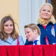 La princesse Ingrid Alexandra, le prince Sverre Magnus et la princesse Mette-Marit de Norvège au balcon du palais royal le 17 mai 2019 lors des célébrations de la Fête nationale norvégienne à Oslo.