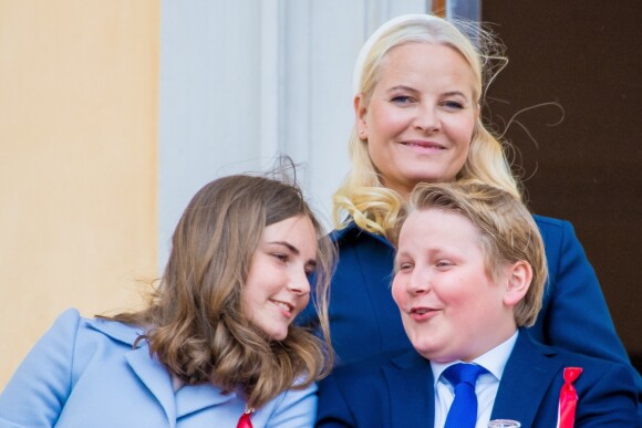 La princesse Ingrid Alexandra, le prince Sverre Magnus et la princesse Mette-Marit de Norvège au balcon du palais royal le 17 mai 2019 lors des célébrations de la Fête nationale norvégienne à Oslo.