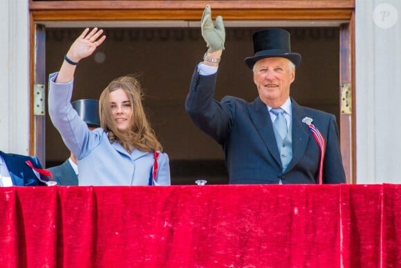 La princesse Ingrid Alexandra et le roi Harald V de Norvège au balcon du palais royal le 17 mai 2019 lors des célébrations de la Fête nationale norvégienne à Oslo.