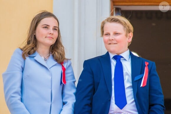 La princesse Ingrid Alexandra et le prince Sverre Magnus de Norvège au balcon du palais royal le 17 mai 2019 lors des célébrations de la Fête nationale norvégienne à Oslo.