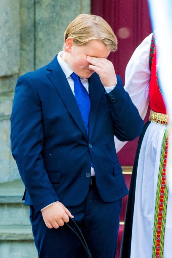 Le prince Sverre Magnus un peu fatigué le 17 mai 2019 devant la résidence royale de Skaugum à Asker lors des célébrations très matinales de la Fête nationale norvégienne.