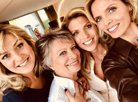 Sylvie Tellier, ses soeurs Anne-Sophie et Stéphanie ainsi que leur maman Annick s'affichent complices sur Instagram, le 21 mai 2019 pour célébrer le 70e anniversaire d'Annick.