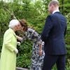 Kate Middleton, duchesse de Cambridge, accueille la reine Elizabeth II pour lui faire visiter son jardin baptisé "Back to Nature" au "Chelsea Flower Show 2019" à Londres, le 20 mai 2019.