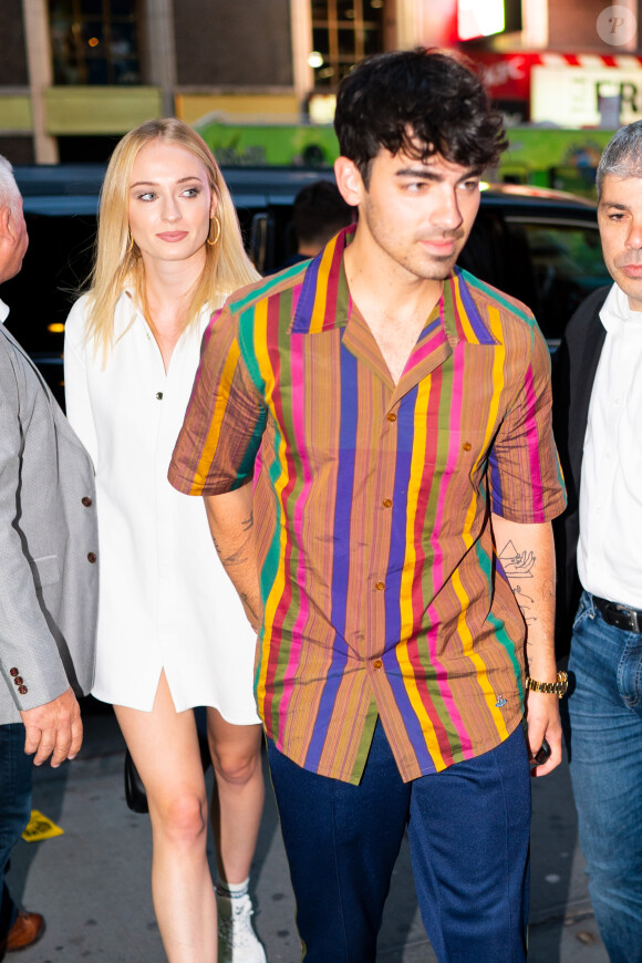 Nick Jonas, sa femme Priyanka Chopra son frère Joe Jonas et sa femme Sophie Turner vont voir Beetlejuice à Broadway à New York. Priyanka portait une robe violette et des talons dorés, tandis que Nick portait une veste bleue et noire avec un pantalon noir. Sophie portait une robe de type chemise blanche avec des baskets assorties, tandis que Joe berçait une chemise à rayures, un pantalon bleu et des baskets blanches.