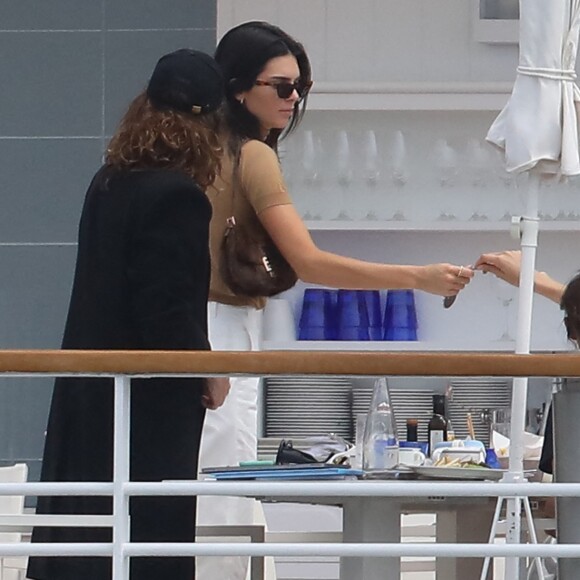 Kendall Jenner déjeune sur la terrasse de l'hôtel du Cap-Eden-Roc, à Antibes. Le 23 mai 2019.