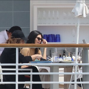 Kendall Jenner déjeune sur la terrasse de l'hôtel du Cap-Eden-Roc, à Antibes. Le 23 mai 2019.