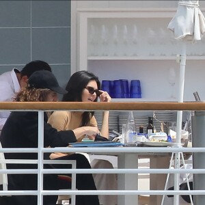 Kendall Jenner déjeune sur la terrasse de l'hôtel du Cap-Eden-Roc, à Antibes. Le 23 mai 2019.