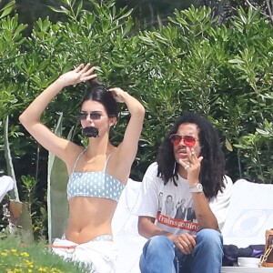 Kendall Jenner et Luka Sabbat profitent d'un après-midi ensoleillé à l'hôtel du Cap-Eden-Roc, à Antibes. Le 23 mai 2019.