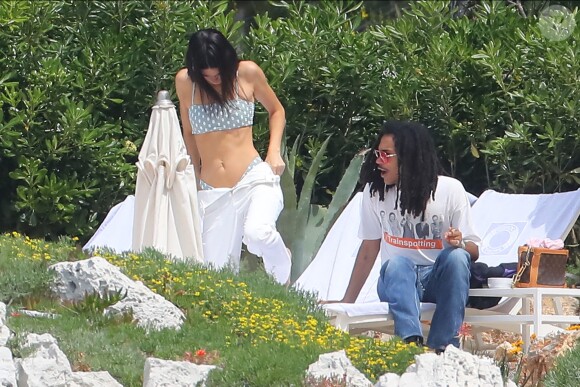 Kendall Jenner et Luka Sabbat profitent d'un après-midi ensoleillé à l'hôtel du Cap-Eden-Roc, à Antibes. Le 23 mai 2019.