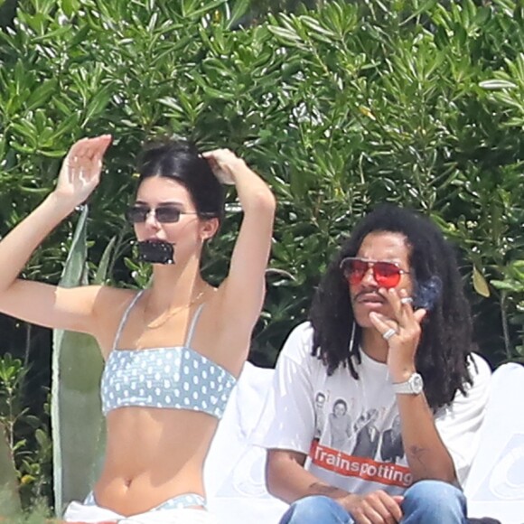 Kendall Jenner et Luka Sabbat profitent d'un après-midi ensoleillé à l'hôtel du Cap-Eden-Roc, à Antibes. Le 23 mai 2019.