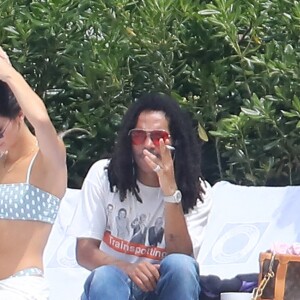 Kendall Jenner et Luka Sabbat profitent d'un après-midi ensoleillé à l'hôtel du Cap-Eden-Roc, à Antibes. Le 23 mai 2019.