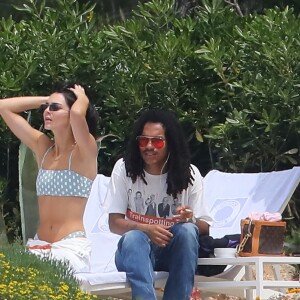 Kendall Jenner et Luka Sabbat profitent d'un après-midi ensoleillé à l'hôtel du Cap-Eden-Roc, à Antibes. Le 23 mai 2019.