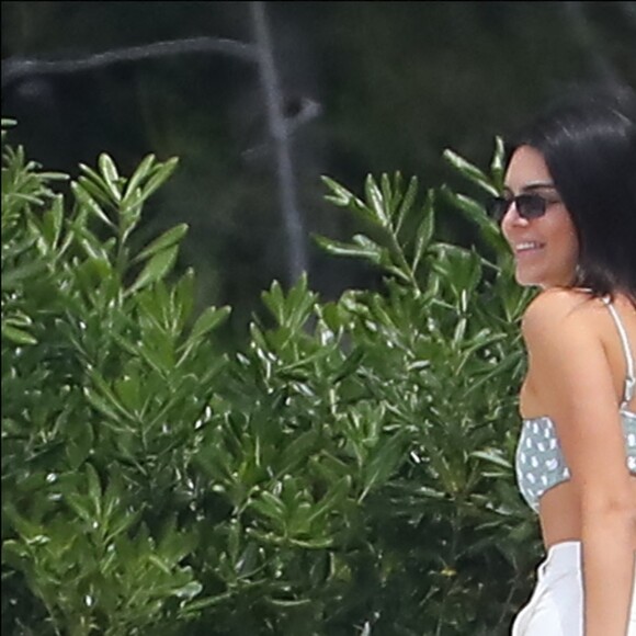 Kendall Jenner et Luka Sabbat profitent d'un après-midi ensoleillé à l'hôtel du Cap-Eden-Roc, à Antibes. Le 23 mai 2019.