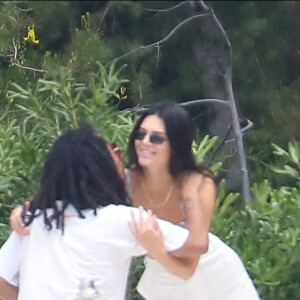 Kendall Jenner et Luka Sabbat profitent d'un après-midi ensoleillé à l'hôtel du Cap-Eden-Roc, à Antibes. Le 23 mai 2019.