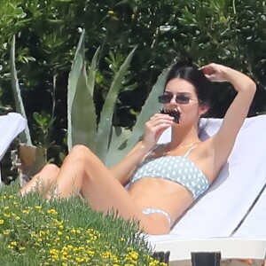 Kendall Jenner et Luka Sabbat profitent d'un après-midi ensoleillé à l'hôtel du Cap-Eden-Roc, à Antibes. Le 23 mai 2019.