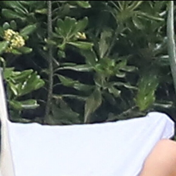 Kendall Jenner et Luka Sabbat profitent d'un après-midi ensoleillé à l'hôtel du Cap-Eden-Roc, à Antibes. Le 23 mai 2019.
