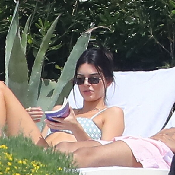 Kendall Jenner et Luka Sabbat profitent d'un après-midi ensoleillé à l'hôtel du Cap-Eden-Roc, à Antibes. Le 23 mai 2019.