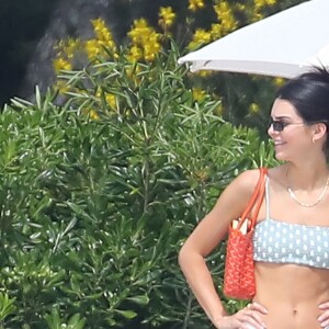 Kendall Jenner et Luka Sabbat profitent d'un après-midi ensoleillé à l'hôtel du Cap-Eden-Roc, à Antibes. Le 23 mai 2019.