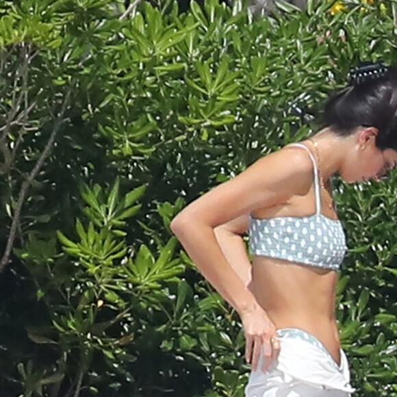 Kendall Jenner et Luka Sabbat profitent d'un après-midi ensoleillé à l'hôtel du Cap-Eden-Roc, à Antibes. Le 23 mai 2019.