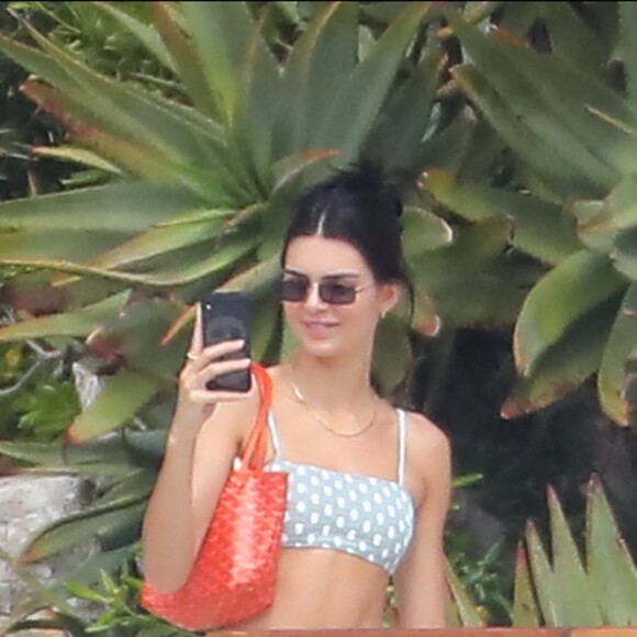 Kendall Jenner et Luka Sabbat profitent d'un après-midi ensoleillé à l'hôtel du Cap-Eden-Roc, à Antibes. Le 23 mai 2019.