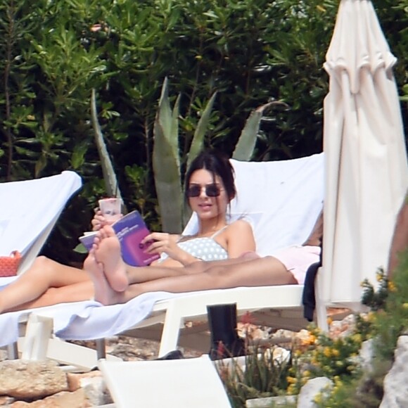 Kendall Jenner et Luka Sabbat se prélassent au bord de la psicine de l'Hôtel du Cap-Eden Roc à Antibes, le 23 mai 2019.