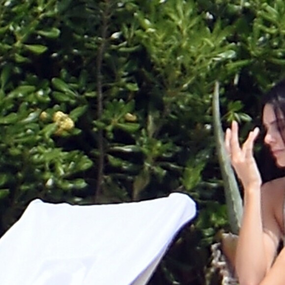 Kendall Jenner et Luka Sabbat se prélassent au bord de la psicine de l'Hôtel du Cap-Eden Roc à Antibes, le 23 mai 2019.