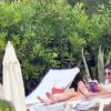 Kendall Jenner et Luka Sabbat se prélassent au bord de la psicine de l'Hôtel du Cap-Eden Roc à Antibes, le 23 mai 2019.