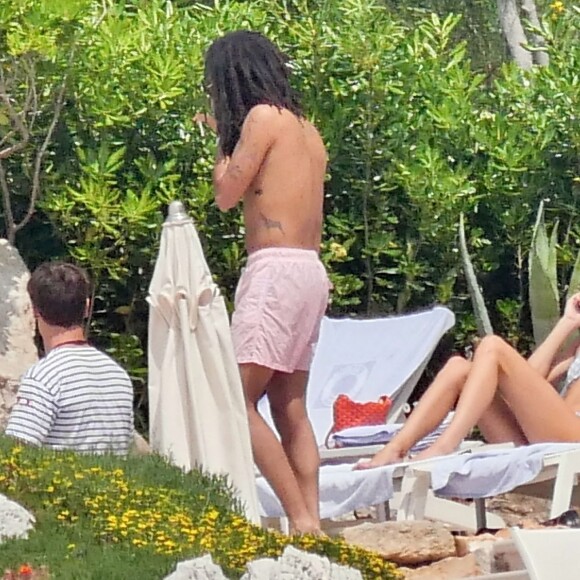 Kendall Jenner et Luka Sabbatt se prélassent au bord de la psicine de l'Hôtel du Cap-Eden Roc à Antibes, le 23 mai 2019.  Kendall Jenner pictured in a polka dot bikini as she relaxes with fellow Model Luka Sabbatt at the Hotel du Cap-Eden-Roc during the 72nd Cannes Film Festival. May 23rd, 2019.23/05/2019 - Antibes