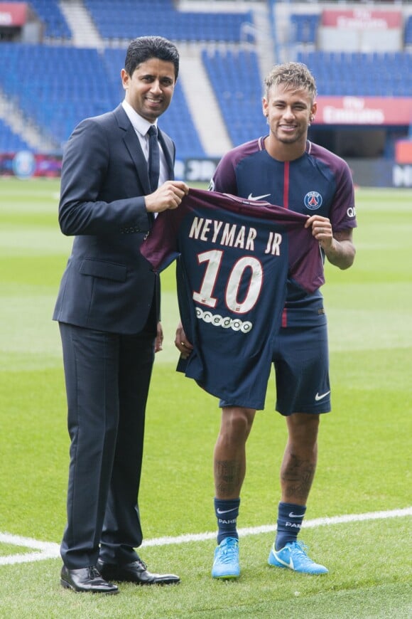 Le président du PSG Nasser Al-Khelaifi - Neymar Jr en conférence de presse au Parc des Princes pour son entrée au club de football PSG (Paris Saint-Germain). Le 4 août 2017 © Pierre Perusseau / Bestimage