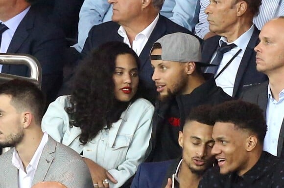 Stephen Curry et sa femme Ayesha - People au match de foot PSG - Saint-Etienne au Parc des Princes à Paris le 25 Août 2017.