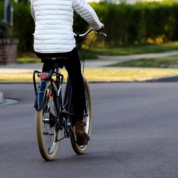 La première dame Brigitte Macron sort de chez elle à vélo, Le Touquet, France, le 25 mai 2019 la veille des élections européennes. © Stephane Lemouton / Bestimage