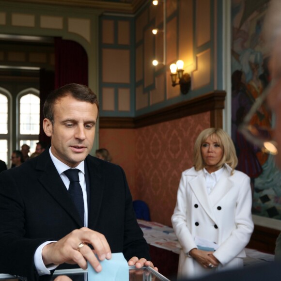 Le président de la république, Emmanuel Macron et la première dame Brigitte Macron votent pour les élections européennes au Touquet, le 26 mai 2019. © Franck Crusiaux / Pool / Bestimage