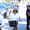 La première dame Brigitte Macron (Trogneux) part en vélo à la plage au Touquet, le 17 juin 2017 © Dominique Jacovides/Sébastien Valiela/Bestimage