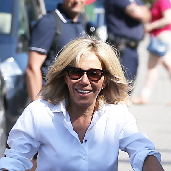 La première dame Brigitte Macron (Trogneux) part en vélo à la plage au Touquet, le 17 juin 2017 © Dominique Jacovides/Sébastien Valiela/Bestimage