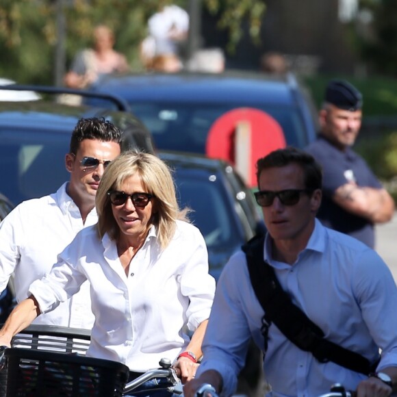 La première dame Brigitte Macron (Trogneux) part en vélo à la plage au Touquet, le 17 juin 2017 © Dominique Jacovides/Sébastien Valiela/Bestimage