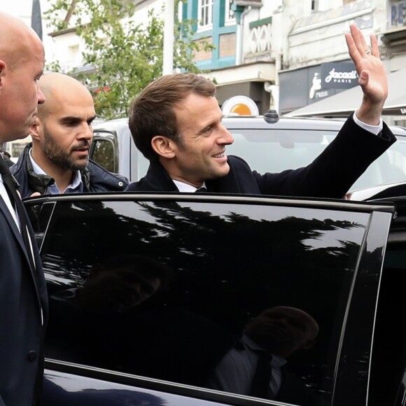 Emmanuel Macron (président de la République Française) salue des passants à la sortie de sa résidence familiale du Touquet, où le président a voté pour les élections européennes, puis monte à bord d'un véhicule officiel pour rentrer au Palais de l'Elysée à Paris. Le Touquet, le 26 Mai 2019. © Stéphane Lemouton/Bestimage