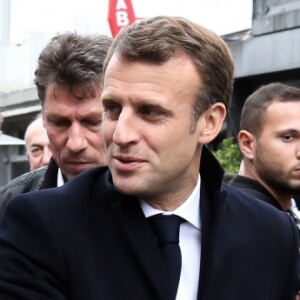 Emmanuel Macron (président de la République Française) salue des passants à la sortie de sa résidence familiale du Touquet, où le président a voté pour les élections européennes, puis monte à bord d'un véhicule officiel pour rentrer au Palais de l'Elysée à Paris. Le Touquet, le 26 Mai 2019. © Stéphane Lemouton/Bestimage