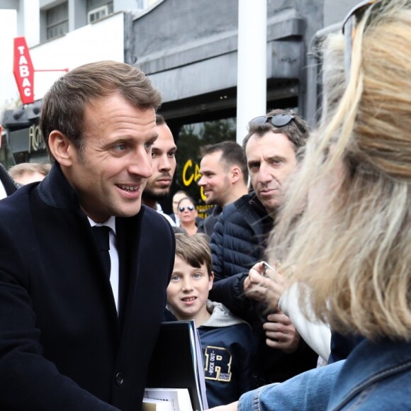 Emmanuel Macron (président de la République Française) salue des passants à la sortie de sa résidence familiale du Touquet, où le président a voté pour les élections européennes, puis monte à bord d'un véhicule officiel pour rentrer au Palais de l'Elysée à Paris. Le Touquet, le 26 Mai 2019. © Stéphane Lemouton/Bestimage