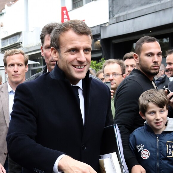 Emmanuel Macron (président de la République Française) salue des passants à la sortie de sa résidence familiale du Touquet, où le président a voté pour les élections européennes, puis monte à bord d'un véhicule officiel pour rentrer au Palais de l'Elysée à Paris. Le Touquet, le 26 Mai 2019. © Stéphane Lemouton/Bestimage