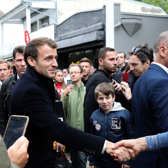 Emmanuel Macron (président de la République Française) salue des passants à la sortie de sa résidence familiale du Touquet, où le président a voté pour les élections européennes, puis monte à bord d'un véhicule officiel pour rentrer au Palais de l'Elysée à Paris. Le Touquet, le 26 Mai 2019. © Stéphane Lemouton/Bestimage