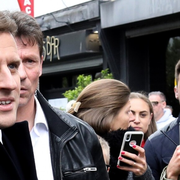 Emmanuel Macron (président de la République Française) salue des passants à la sortie de sa résidence familiale du Touquet, où le président a voté pour les élections européennes, puis monte à bord d'un véhicule officiel pour rentrer au Palais de l'Elysée à Paris. Le Touquet, le 26 Mai 2019. © Stéphane Lemouton/Bestimage