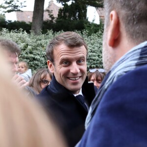 Emmanuel Macron (président de la République Française) salue des passants à la sortie de sa résidence familiale du Touquet, où le président a voté pour les élections européennes, puis monte à bord d'un véhicule officiel pour rentrer au Palais de l'Elysée à Paris. Le Touquet, le 26 Mai 2019. © Stéphane Lemouton/Bestimage