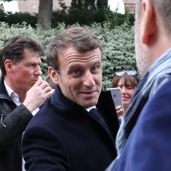Emmanuel Macron (président de la République Française) salue des passants à la sortie de sa résidence familiale du Touquet, où le président a voté pour les élections européennes, puis monte à bord d'un véhicule officiel pour rentrer au Palais de l'Elysée à Paris. Le Touquet, le 26 Mai 2019. © Stéphane Lemouton/Bestimage