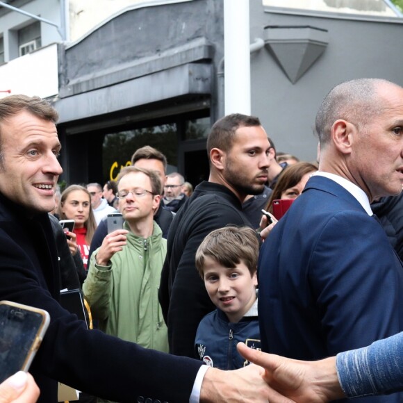 Emmanuel Macron (président de la République Française) salue des passants à la sortie de sa résidence familiale du Touquet, où le président a voté pour les élections européennes, puis monte à bord d'un véhicule officiel pour rentrer au Palais de l'Elysée à Paris. Le Touquet, le 26 Mai 2019. © Stéphane Lemouton/Bestimage