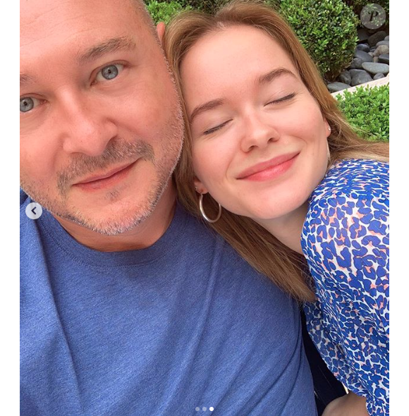 Cauet prend la pose avec sa fille Ivana pour son dix-septième anniversaire. Mai 2019.